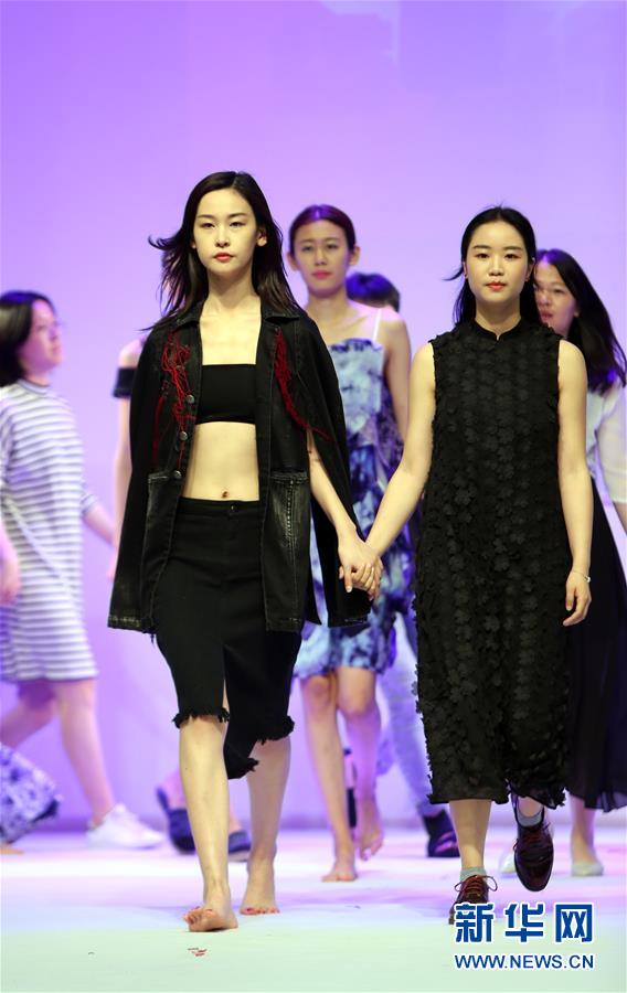 (晚报)(4)东华大学举行毕业生服装秀
